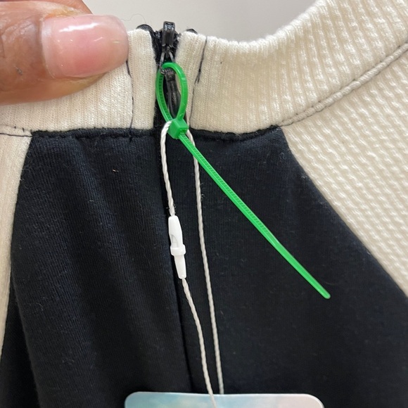 Elegant Black and White Dress - Picture 5 of 8